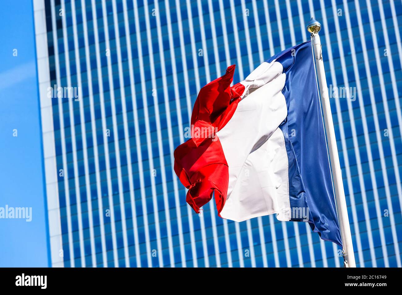 Bandiera francese con business building sullo sfondo. Concetto di Trupulence Foto Stock