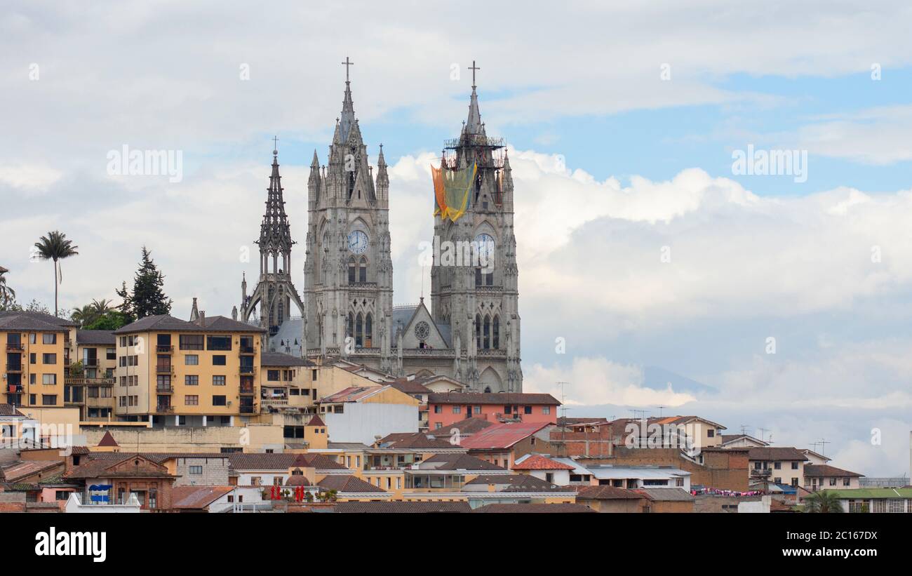 Quito, Pichincha / Ecuador - 30 2018 luglio: Vista delle torri della Basilica del voto Nazionale dal convento di la Merced Foto Stock