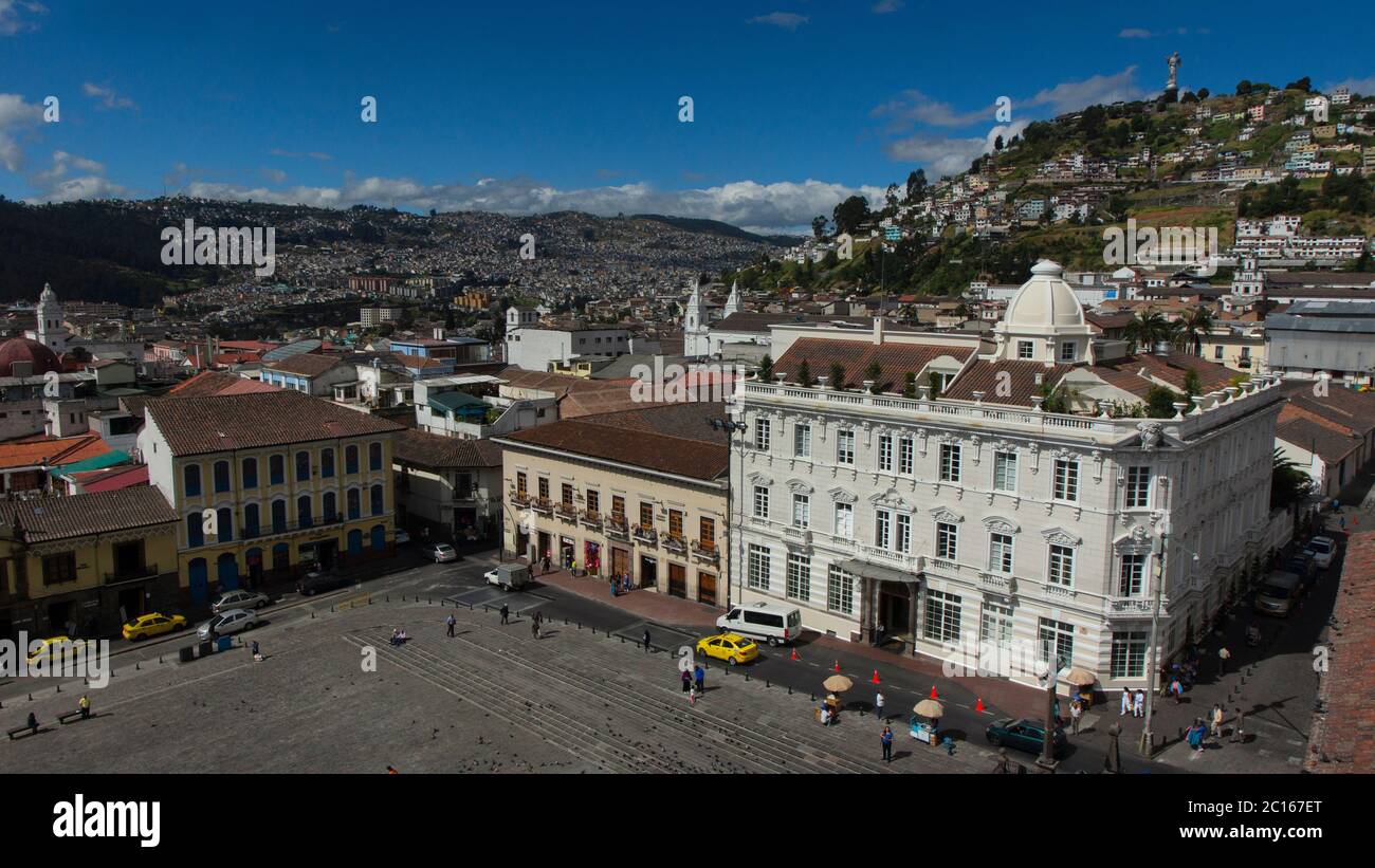 Quito, Pichincha / Ecuador - 21 2018 luglio: Vista panoramica del centro storico di Quito dalla chiesa di San Francisco in una mattinata di sole Foto Stock