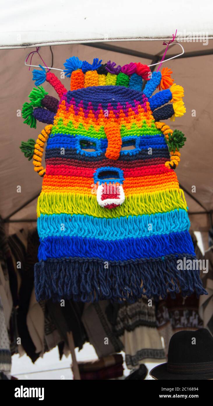 Colta, Chimborazo / Ecuador - Febbraio 10 2019: Maschera di Uma diavolo intrecciata in lana blu, rossa, gialla e verde appesa in negozio di artigianato Foto Stock