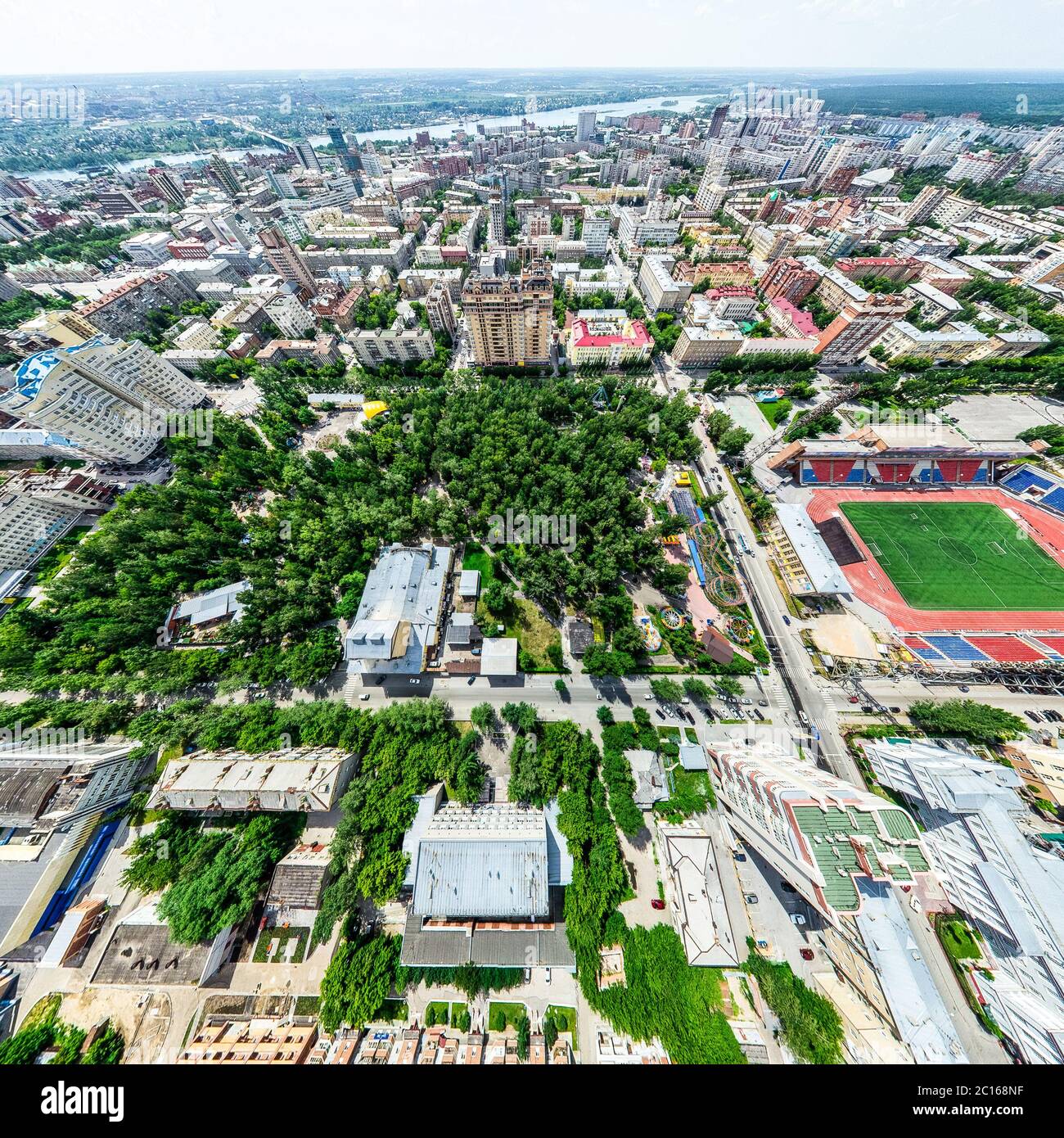 Antenna vista città con incroci e strade, case, edifici, parchi e parcheggi. Estiva soleggiata immagine panoramica Foto Stock