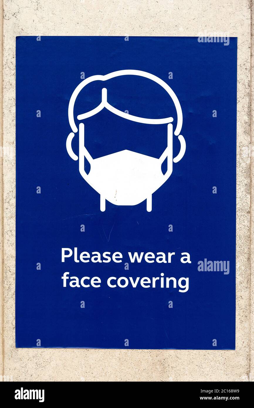 Londra, Regno Unito. 5 Giugno 2020. Un cartello con la scritta "si prega di indossare un copriviso" alla stazione di Charing Cross. Tutti i passeggeri devono indossare maschere facciali sui mezzi pubblici a partire dal 15 giugno. Il Segretario di Stato per i Trasporti Grant Shapps aveva annunciato le nuove norme e avvertito che l'uso di una maschera sarebbe stato una condizione di viaggio, in modo che i passeggeri saranno rifiutati di viaggiare se non si conformano e potrebbero essere multati. Credit: Dave Rushen/SOPA Images/ZUMA Wire/Alamy Live News Foto Stock