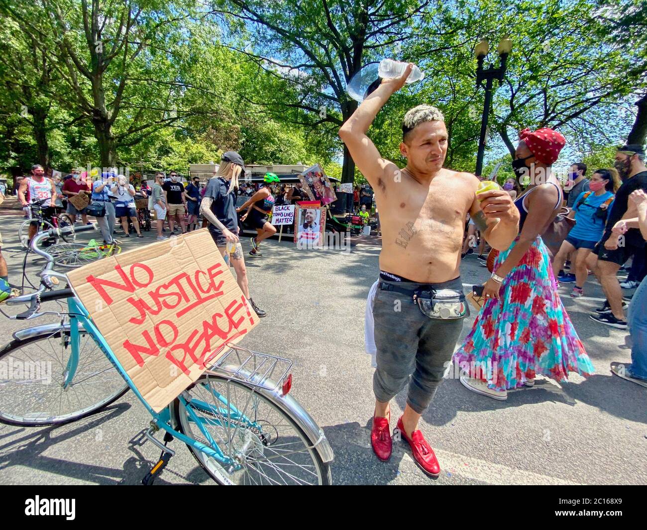 Washington D.C, Distretto di Columbia, USA. 13 Giugno 2020. Migliaia di persone si sono unite in proteste creative e amorevoli che hanno fatto esplodere discorsi, musica, danza e arte appassionati per conto di Black Lives Matter, George Floyd e di tutti coloro che hanno sofferto a causa della brutalità della polizia e del razzismo sistematico. Il nuovo titolo è "Black Lives Matter Plaza", di fronte alla Casa Bianca. Credit: Amy Katz/ZUMA Wire/Alamy Live News Foto Stock