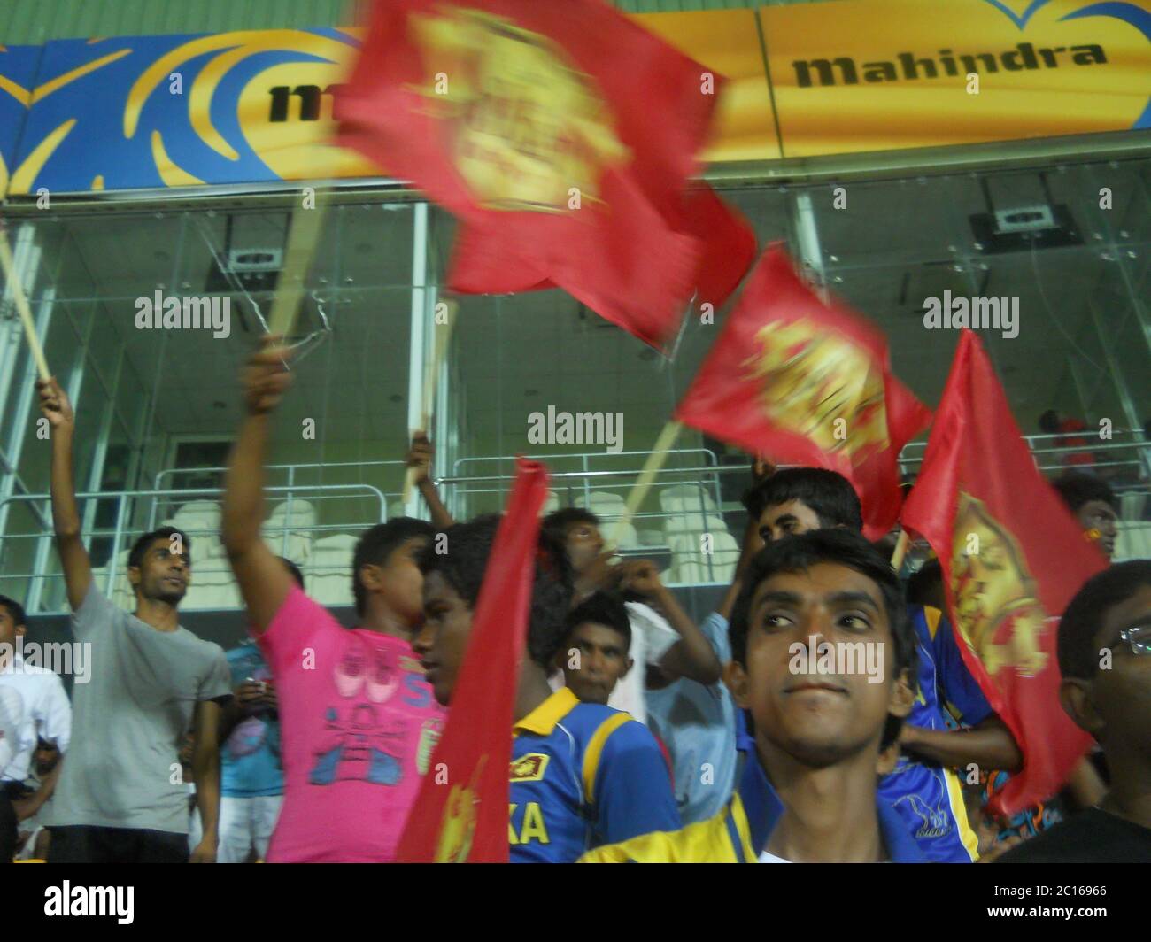 Tifosi che si divertono e sostengono il loro team UVA Next, durante la prima Premier League dello Sri Lanka (SLPL) nel 2012. UVA Next sono stati i campioni della Lega. R Foto Stock