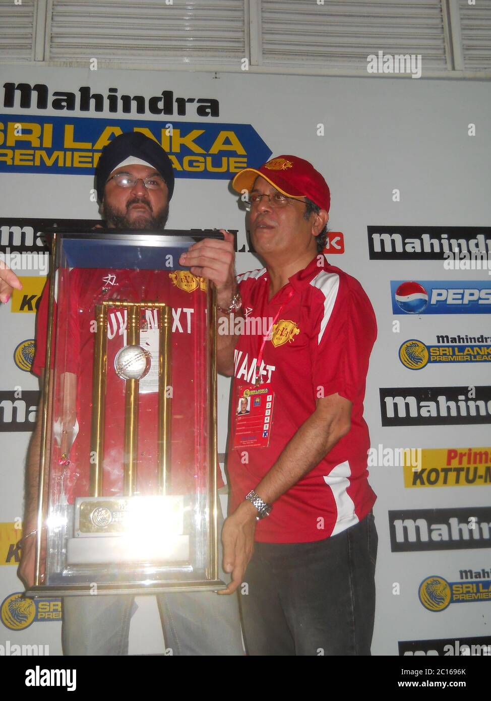 La direzione che si pone per una fotografia con il trofeo del campione. La serie UVA Next è stata la campionesse della prima Premier League dello Sri Lanka (SLPL Foto Stock