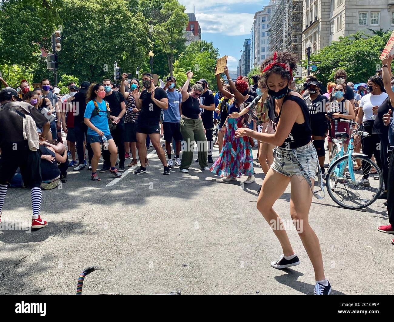 Washington D.C, Distretto di Columbia, USA. 13 Giugno 2020. Migliaia di persone si sono unite in proteste creative e amorevoli che hanno fatto esplodere discorsi, musica, danza e arte appassionati per conto di Black Lives Matter, George Floyd e di tutti coloro che hanno sofferto a causa della brutalità della polizia e del razzismo sistematico. Il nuovo titolo è "Black Lives Matter Plaza", di fronte alla Casa Bianca. Credit: Amy Katz/ZUMA Wire/Alamy Live News Foto Stock