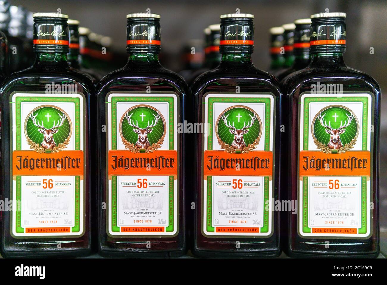 Tyumen, Russia-05 giugno 2020: Jagermeister è un alcolico forte. Jagermeister fatto con 56 erbe e spezie. Vendita di bevande alcoliche in una superma Foto Stock