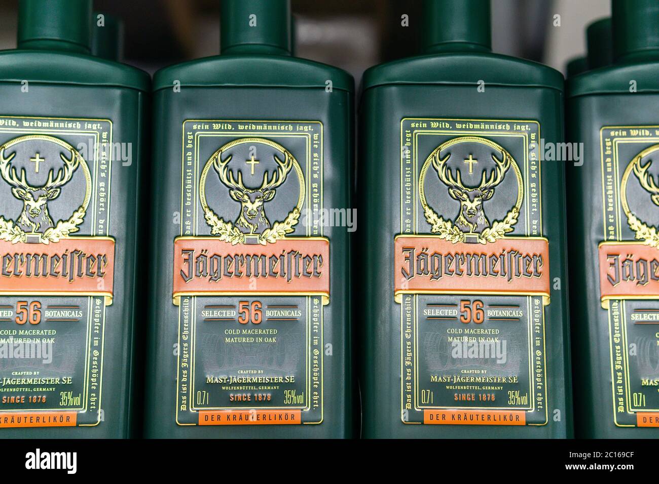 Tyumen, Russia-05 giugno 2020: Jagermeister è un alcolico forte. Jagermeister fatto con 56 erbe e spezie. Vendita di bevande alcoliche in una superma Foto Stock