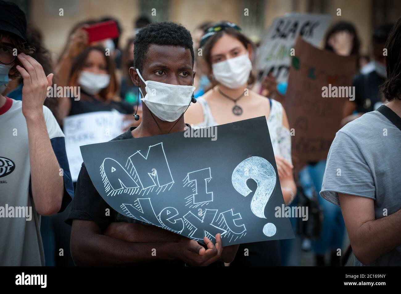 Attivista giovane afro con maschera chirurgica a una 'Black Lives Matter' flash MOB Foto Stock