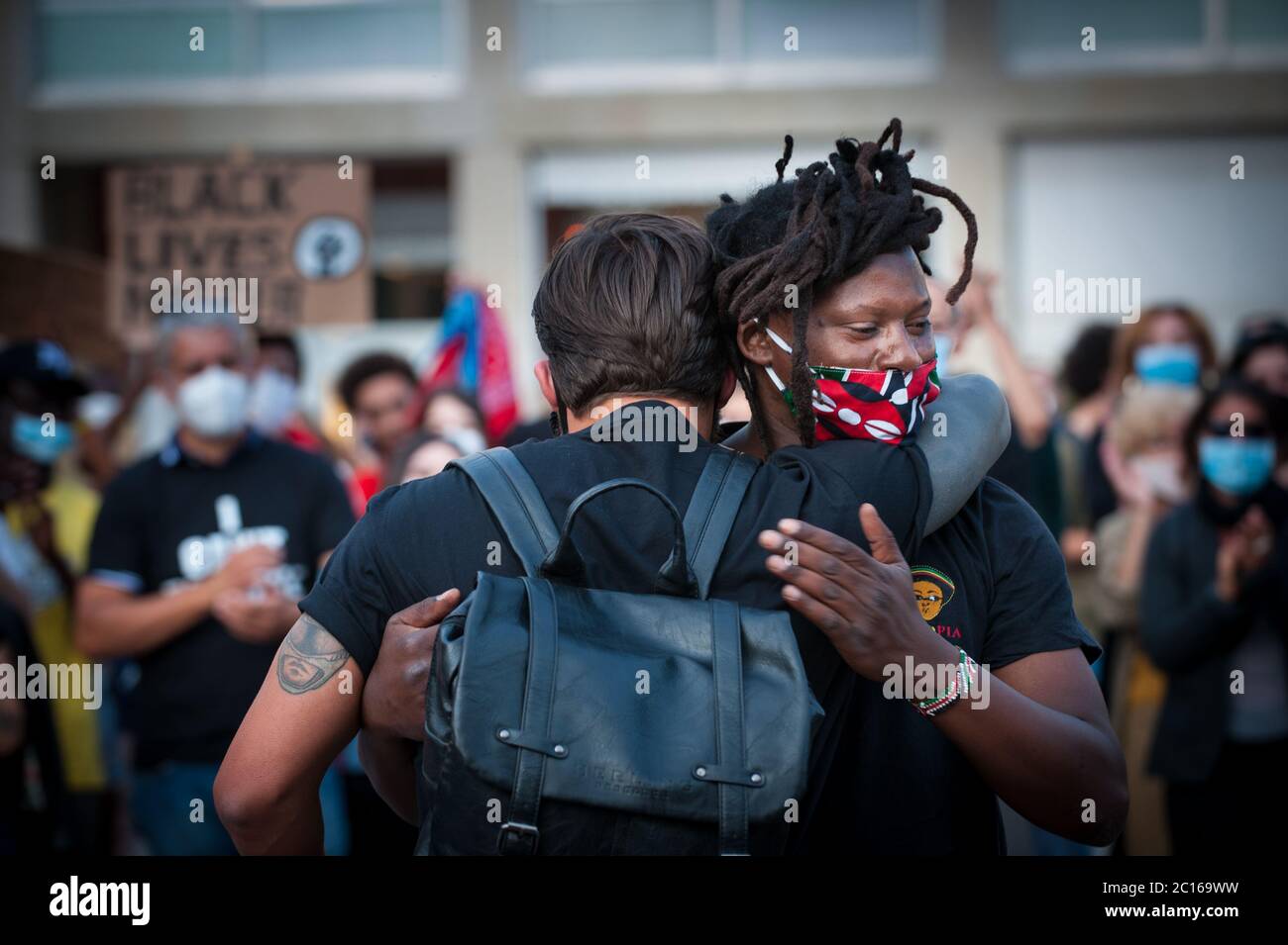 Due attivisti neri e bianchi si abbraccano al flash mob 'Black Lives Matter' Foto Stock