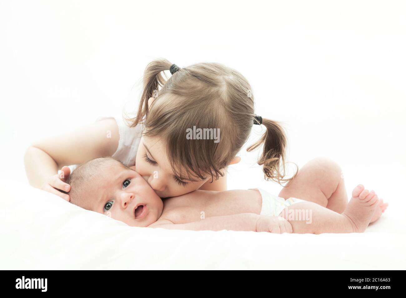 sorella maggiore con il neonato Foto stock - Alamy