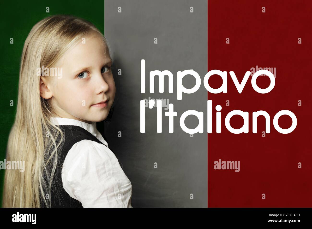 Il pensiero bambino una studentessa contro la bandiera dell'Italia sfondo. Il concetto italiano con iscrizione imparare la lingua italiana in lingua italiana Foto Stock