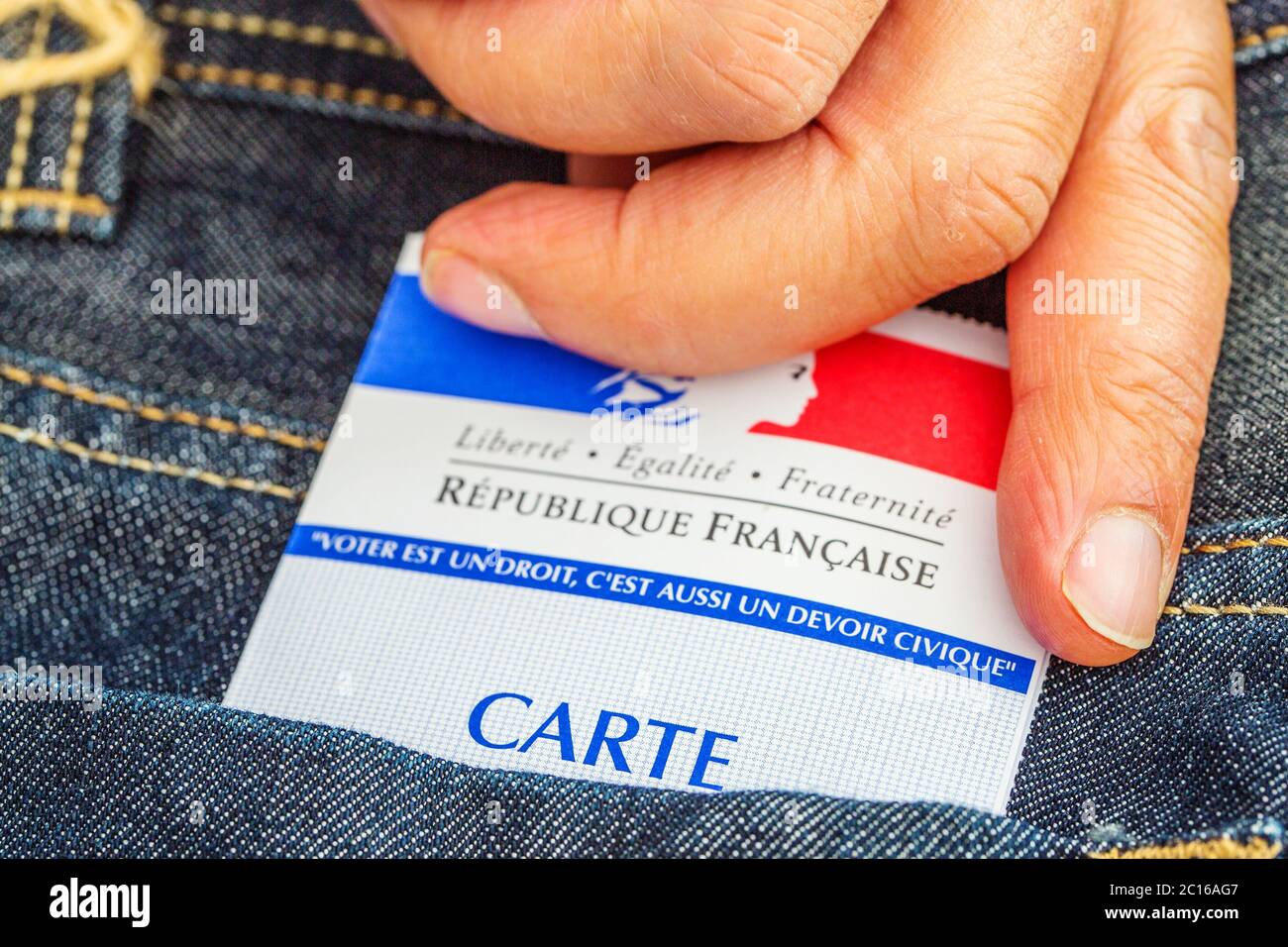 Carta elettorale francese fuori dalla tasca di un jeans, 2017 concetto di elezioni presidenziali e legislative Foto Stock