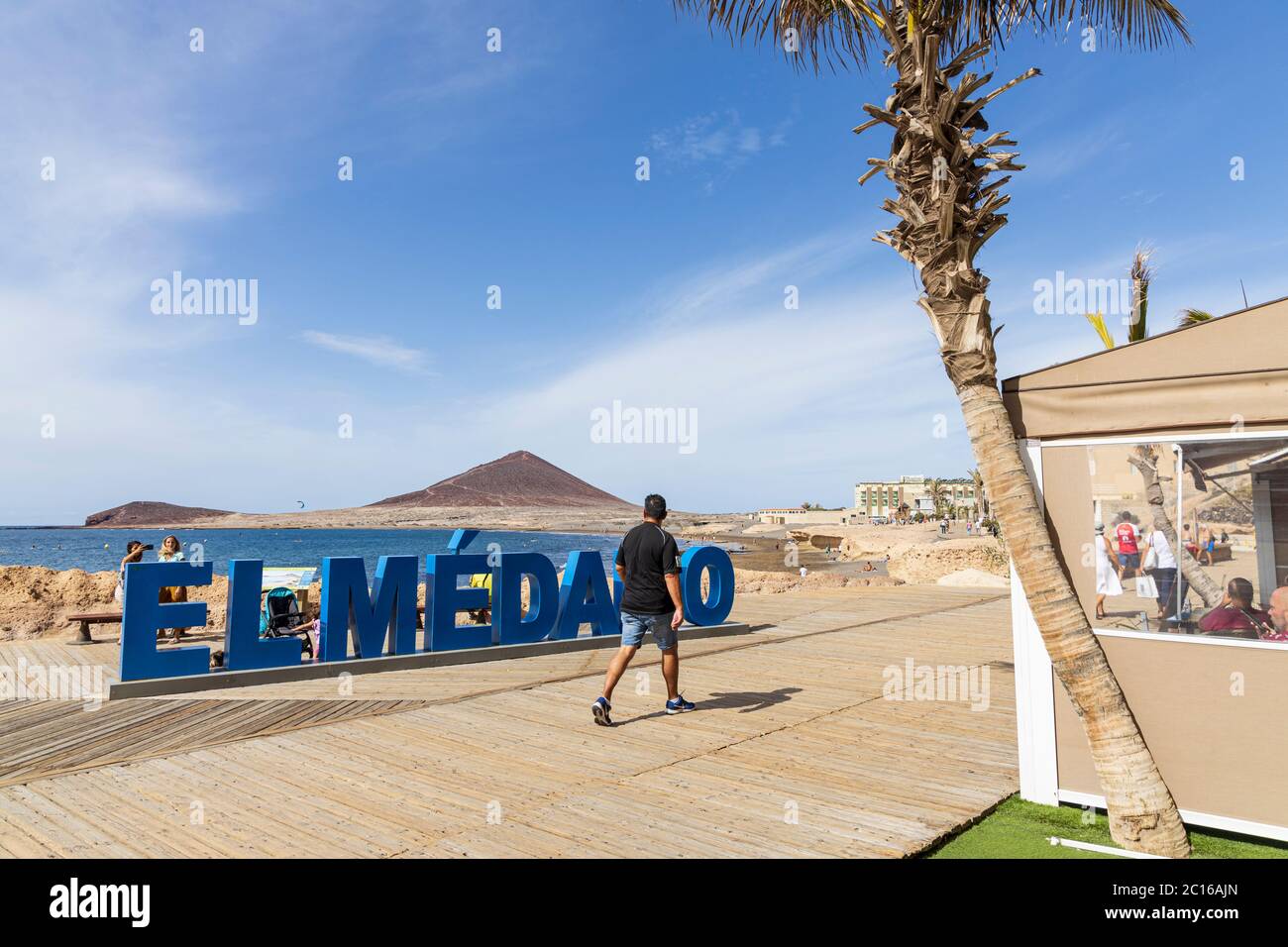 I residenti locali hanno la spiaggia a se stessi come il tempo si fa salire per l'estate. Camminatori e passeggini passano il cartello della città. Fase 3 de-escalation di Foto Stock