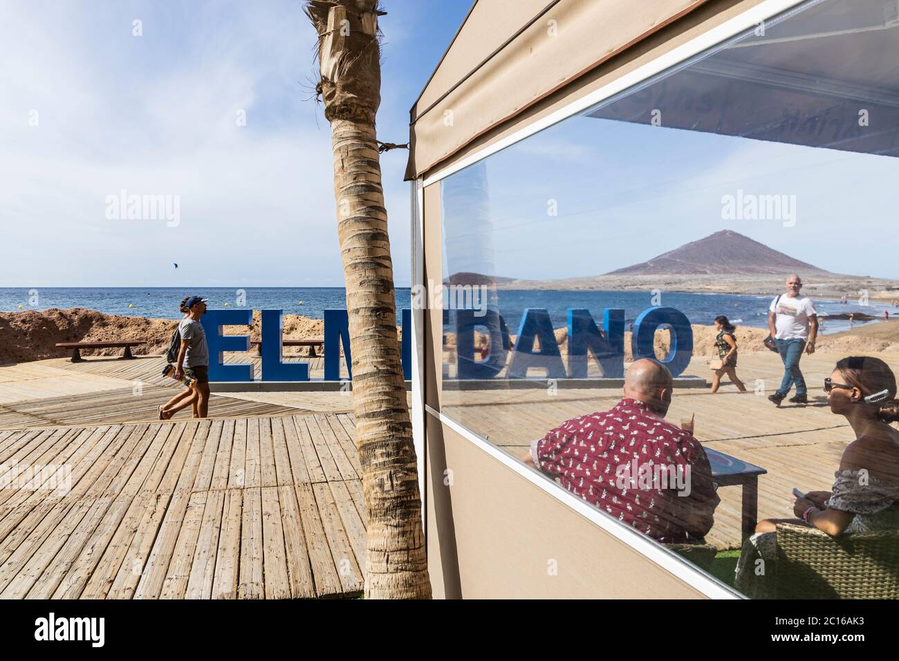 I residenti locali hanno la spiaggia a se stessi come il tempo si fa salire per l'estate. Camminatori e passeggini passano il cartello della città. Fase 3 de-escalation di Foto Stock