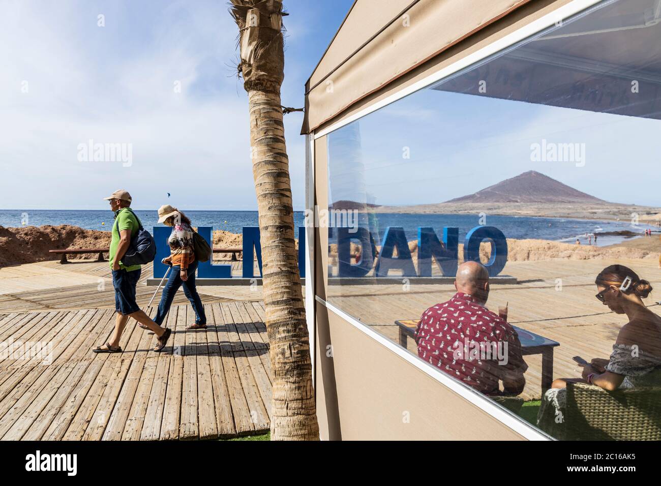 I residenti locali hanno la spiaggia a se stessi come il tempo si fa salire per l'estate. Camminatori e passeggini passano il cartello della città. Fase 3 de-escalation di Foto Stock