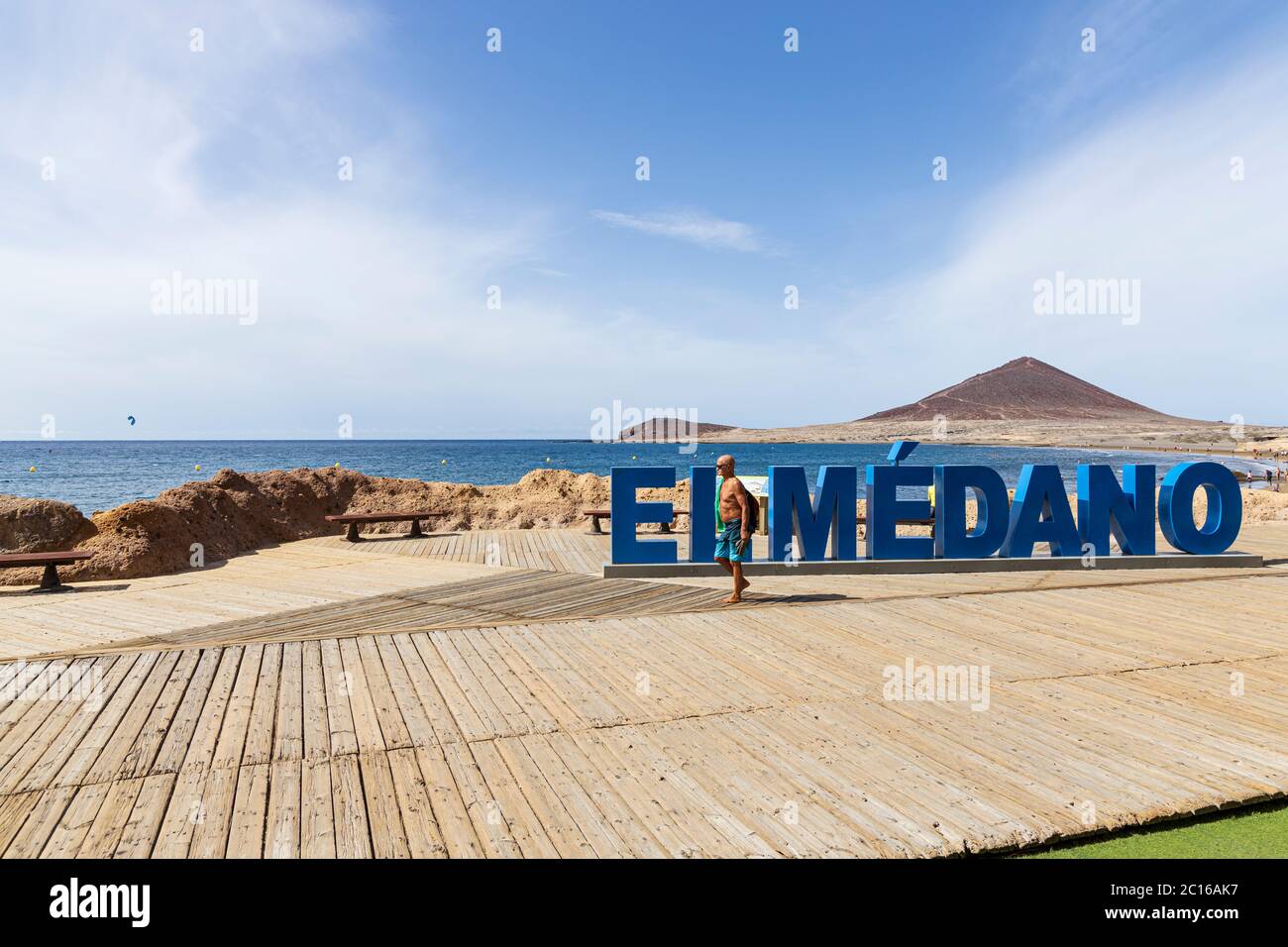 I residenti locali hanno la spiaggia a se stessi come il tempo si fa salire per l'estate. Camminatori e passeggini passano il cartello della città. Fase 3 de-escalation di Foto Stock