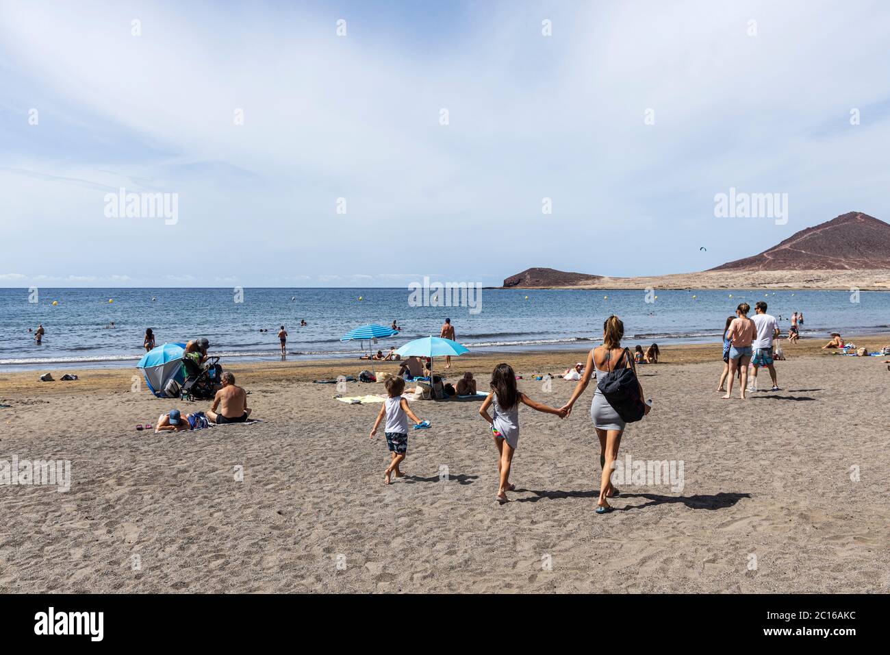 I residenti locali hanno la spiaggia a se stessi come il tempo si fa salire per l'estate. Fase 3 de-escalation del covid 19, stato di emergenza del virus corona Foto Stock