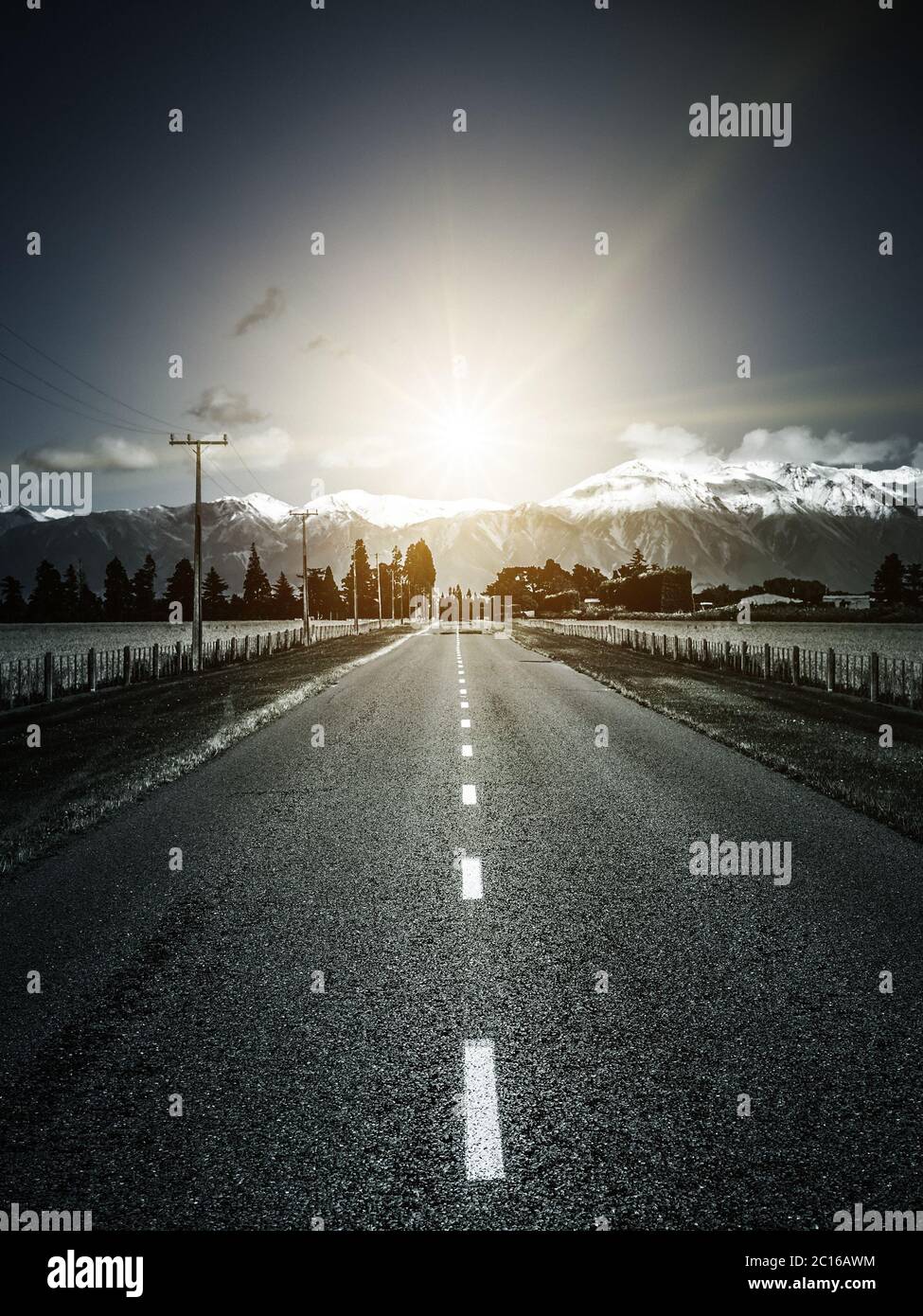 strada per le alpi con luce solare drammatica Foto Stock