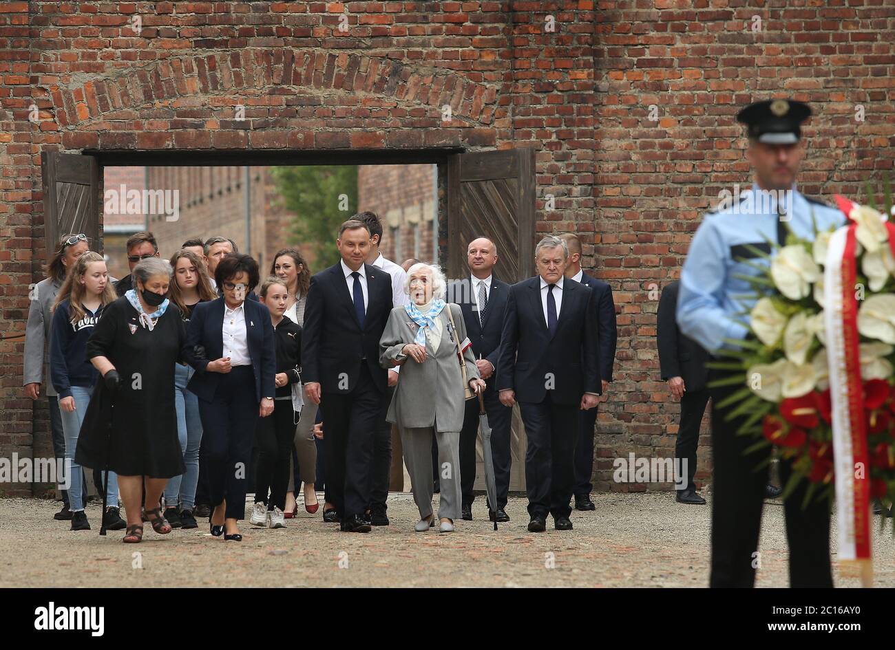 Oswiecim, Polonia. 14 Giugno 2020. Il presidente polacco Andrzej Duda, ex prigionieri di Auschwitz Lucyna Adamkiewicz e Barbara Wojnarowska-Gautier, ministro della Cultura e del Patrimonio Nazionale Piotr Glinski, presidente del Sejm della Repubblica di Polonia Elzbieta Witek hanno depresso i fiori contro il Muro della morte. Credit: Damian Klamka/ZUMA Wire/Alamy Live News Foto Stock