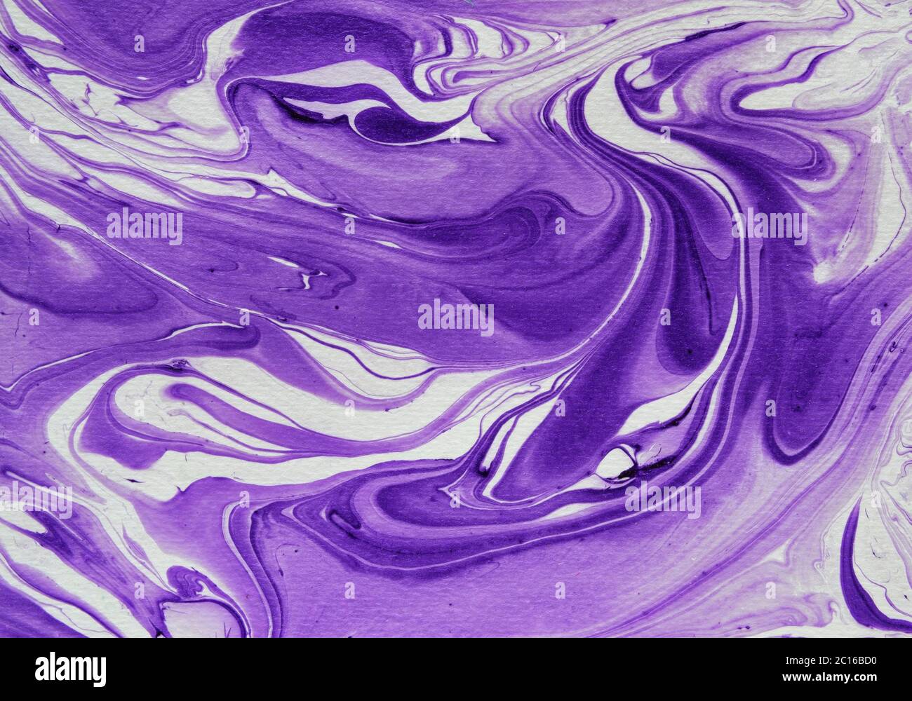 Effetto marmo texture di sfondo in tonalità viola con rotazioni fluide su bianco in una vista a cornice completa Foto Stock