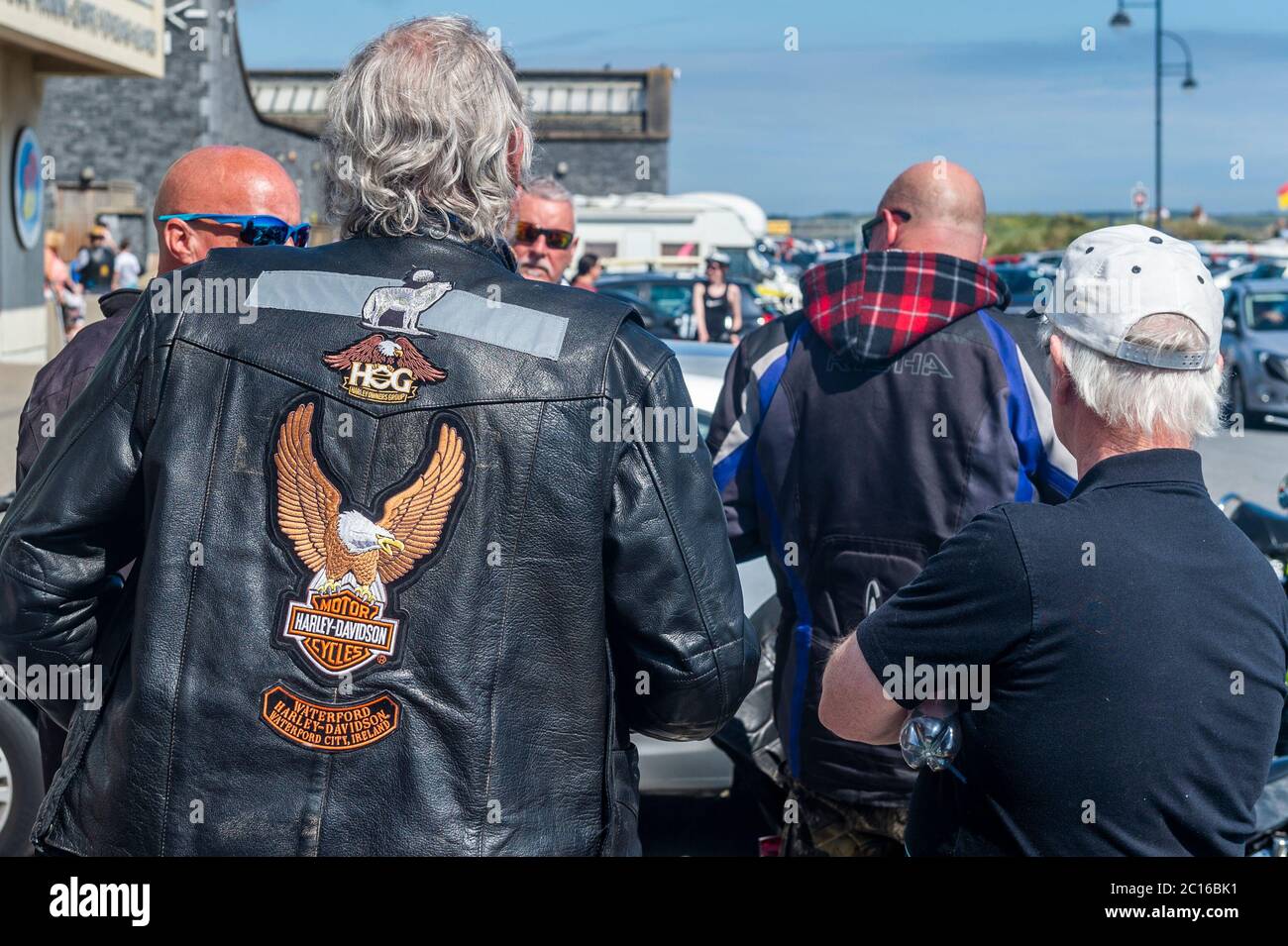 Waterford, Irlanda. 14 Giugno 2020. Tramore Beach era occupato oggi in una giornata gloriosamente soleggiata con alti da 18 a 23 gradi Celsius. C'era un grande contingente di motociclisti locali in spiaggia per il loro incontro settimanale. Credit: Notizie dal vivo di AG/Alamy Foto Stock