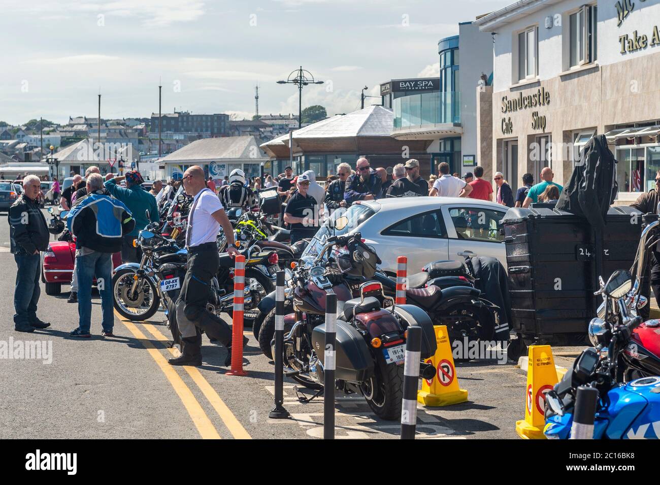 Waterford, Irlanda. 14 Giugno 2020. Tramore Beach era occupato oggi in una giornata gloriosamente soleggiata con alti da 18 a 23 gradi Celsius. C'era un grande contingente di motociclisti locali in spiaggia per il loro incontro settimanale. Credit: Notizie dal vivo di AG/Alamy Foto Stock