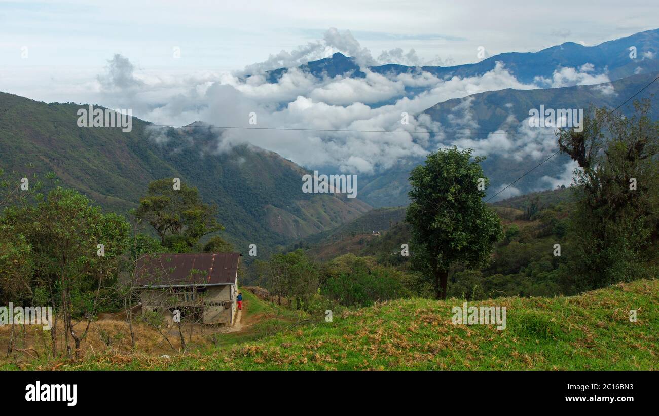 Piccola casa in zona rurale tra le montagne circondata da nuvole. Paesaggio in provincia di Bolivar in Ecuador Foto Stock