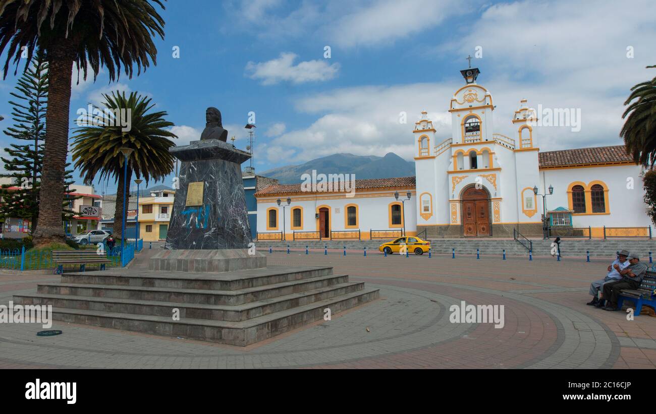 Quito, Pichincha / Ecuador - Febbraio 17 2019: Persone sedute nel parco centrale con la chiesa di Quiroga sullo sfondo. È una parrocchia della CAN Foto Stock