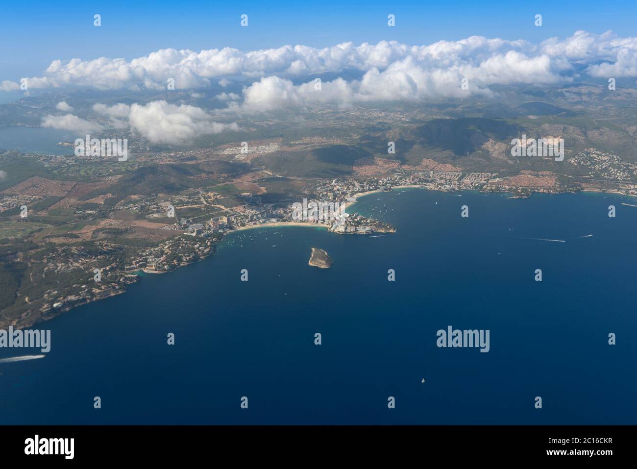 Vista dello skyline di Palma de Mallorca dalla finestra dell'aereo. Panaroma di Citz e montagne sullo sfondo. Porto e nave da crociera Foto Stock