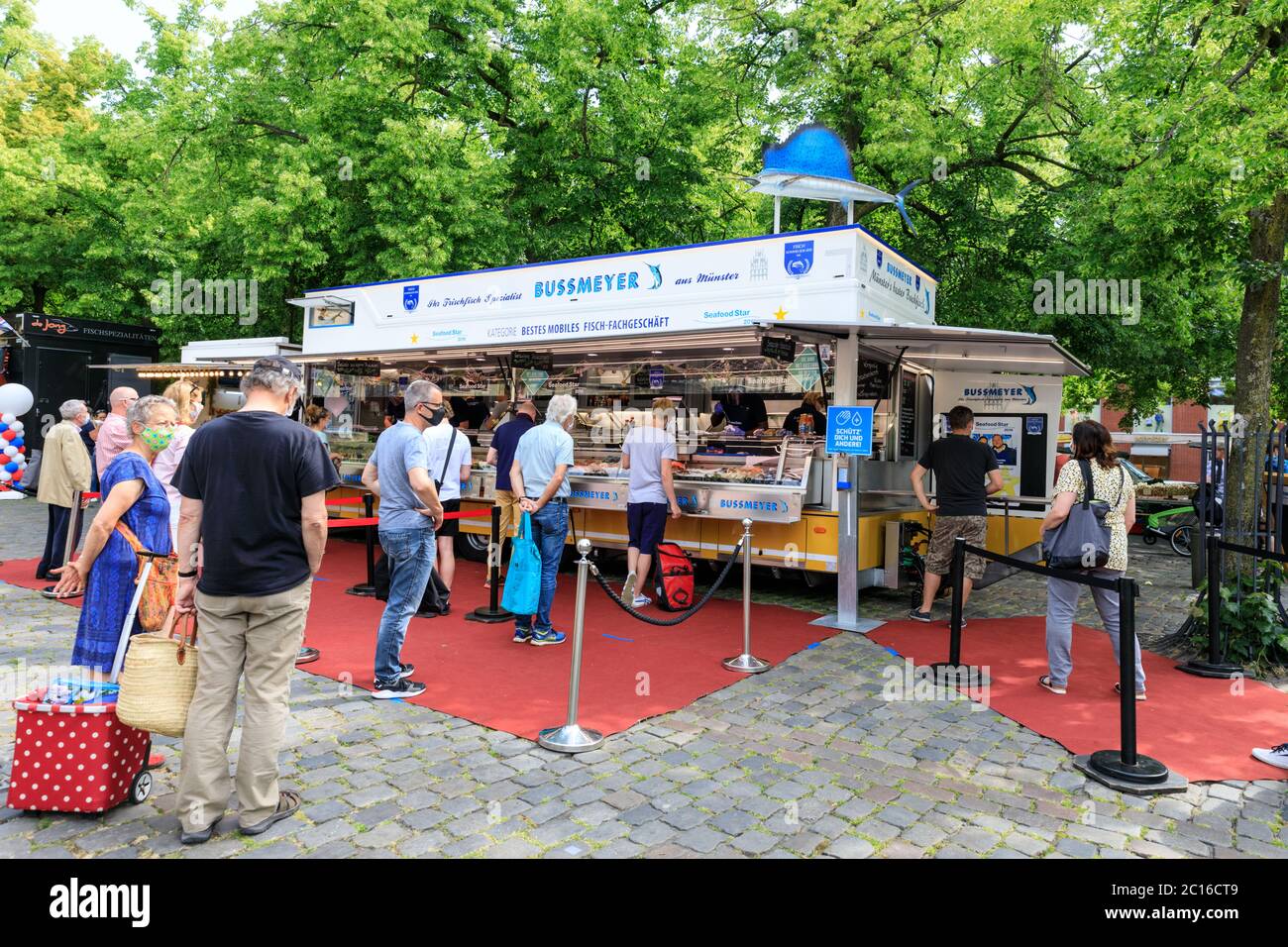 Le persone che si trovano in una situazione di stallo del mercato alimentare durante la crisi del virus Corona del 19 a Münster, Germania Foto Stock