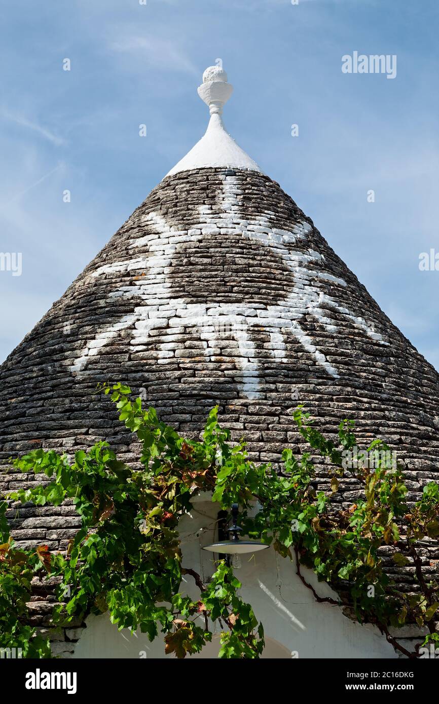 Il simbolo in Trullo tetto conico in Alberobello Puglia, Italia Foto Stock