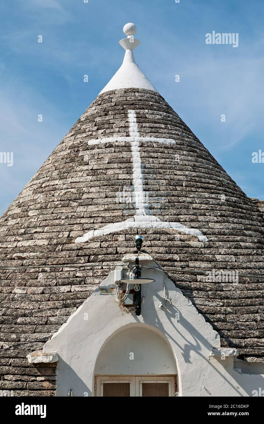 Il simbolo in Trullo tetto conico in Alberobello, Puglia, Italia Foto Stock