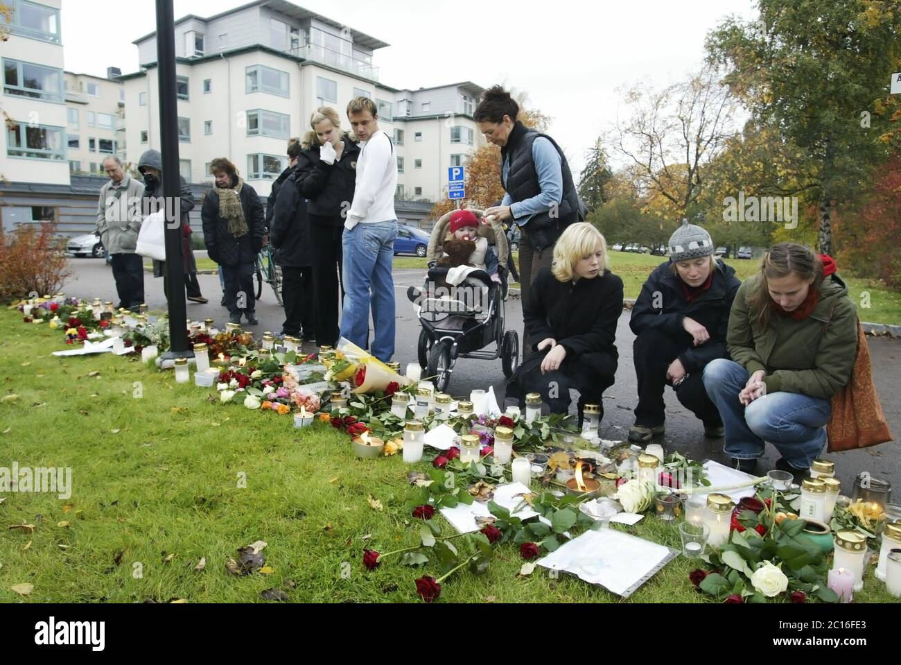 Linköping, Svezia 20041020 il giorno dopo il doppio assassinio a Linköping, avvenuto il 19 ottobre 2004. Un uomo solista, armato di coltello, ha ucciso un ragazzo di otto anni e una donna di 56 anni a Åsgatan, nella parte centrale di Linköping. Foto Gippe Gustafsson Foto Stock