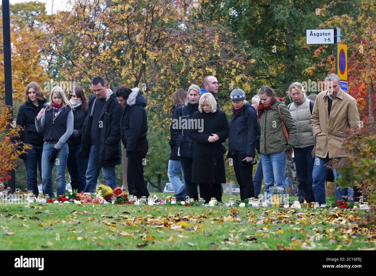 Linköping, Svezia 20041020 il giorno dopo il doppio assassinio a Linköping, avvenuto il 19 ottobre 2004. Un uomo solista, armato di coltello, ha ucciso un ragazzo di otto anni e una donna di 56 anni a Åsgatan, nella parte centrale di Linköping. Foto Gippe Gustafsson Foto Stock