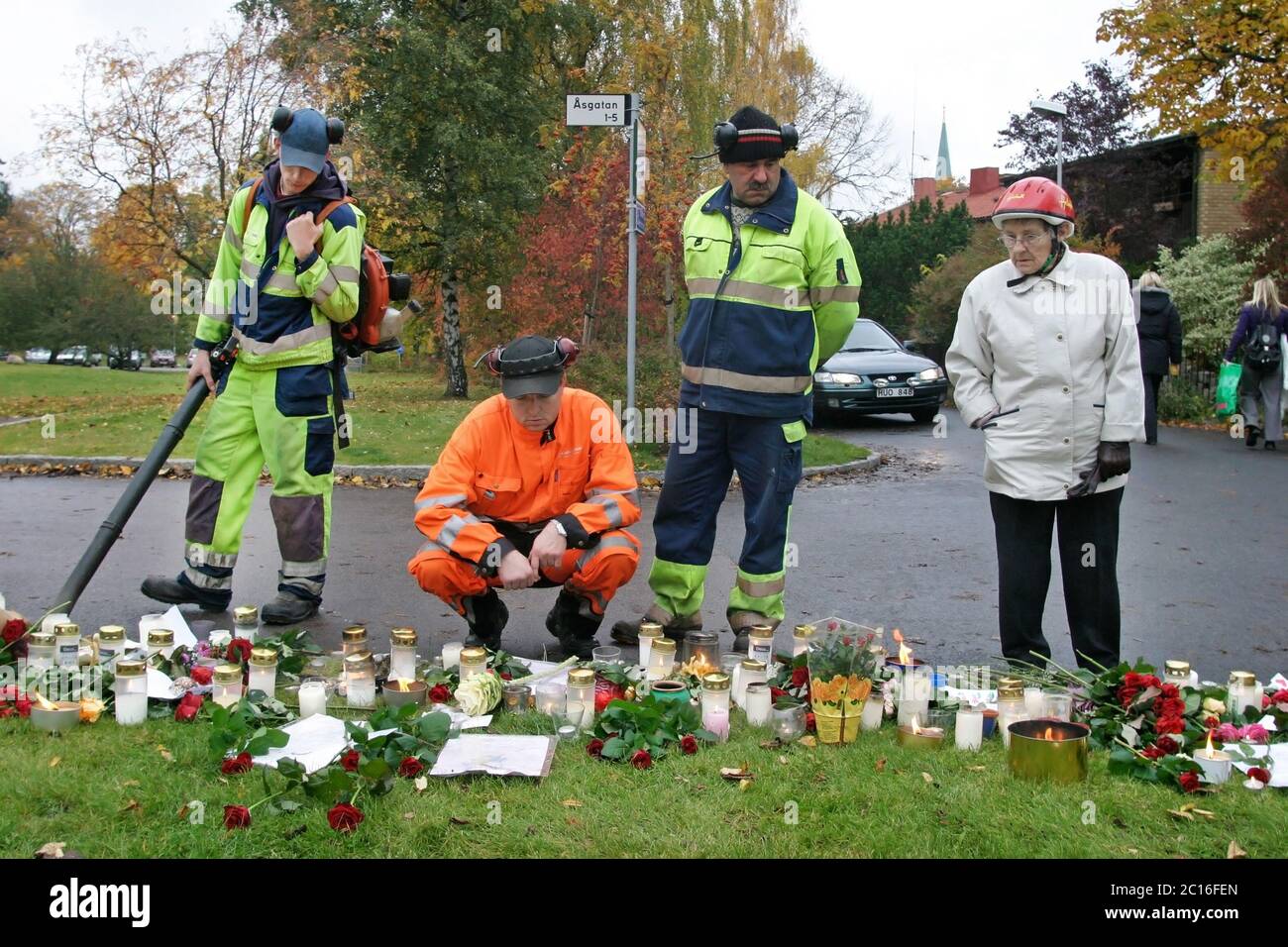 Linköping, Svezia 20041020 il giorno dopo il doppio assassinio a Linköping, avvenuto il 19 ottobre 2004. Un uomo solista, armato di coltello, ha ucciso un ragazzo di otto anni e una donna di 56 anni a Åsgatan, nella parte centrale di Linköping. Foto Gippe Gustafsson Foto Stock