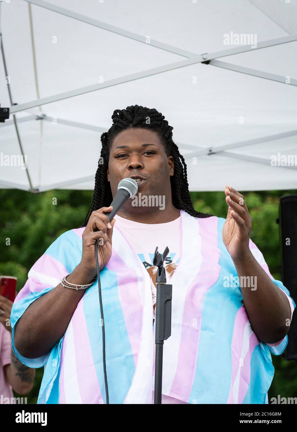 13 giugno 2020. Roxbury, Massachusetts. Athena Vaughn, attivista transgender. Migliaia di persone si sono riunite a Franklin Park per una veglia per sensibilizzare il pubblico al transito nero Foto Stock