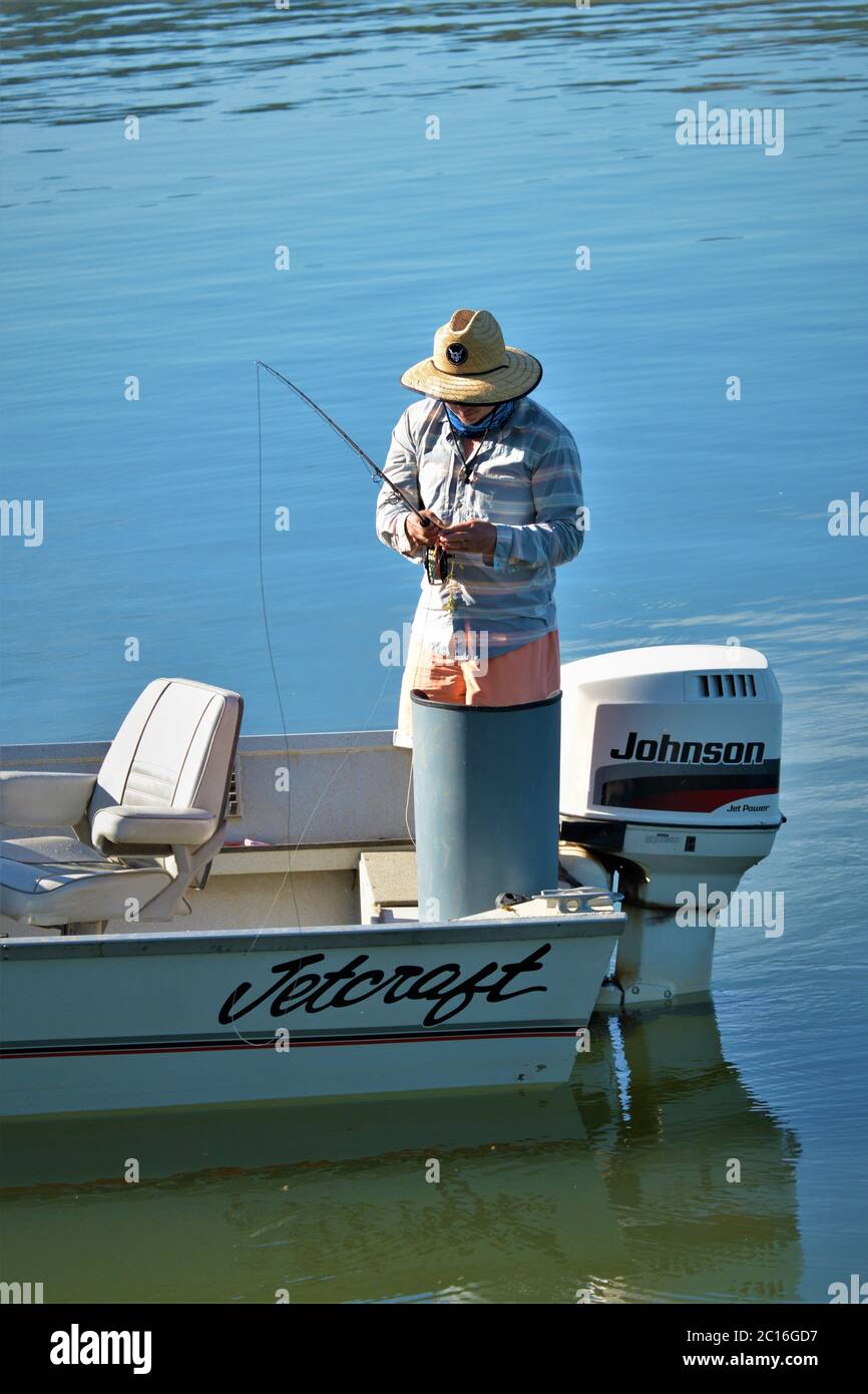 Uomini solitari che pescano durante Covid 19 problemi in California da lui stesso su Clearlake Foto Stock