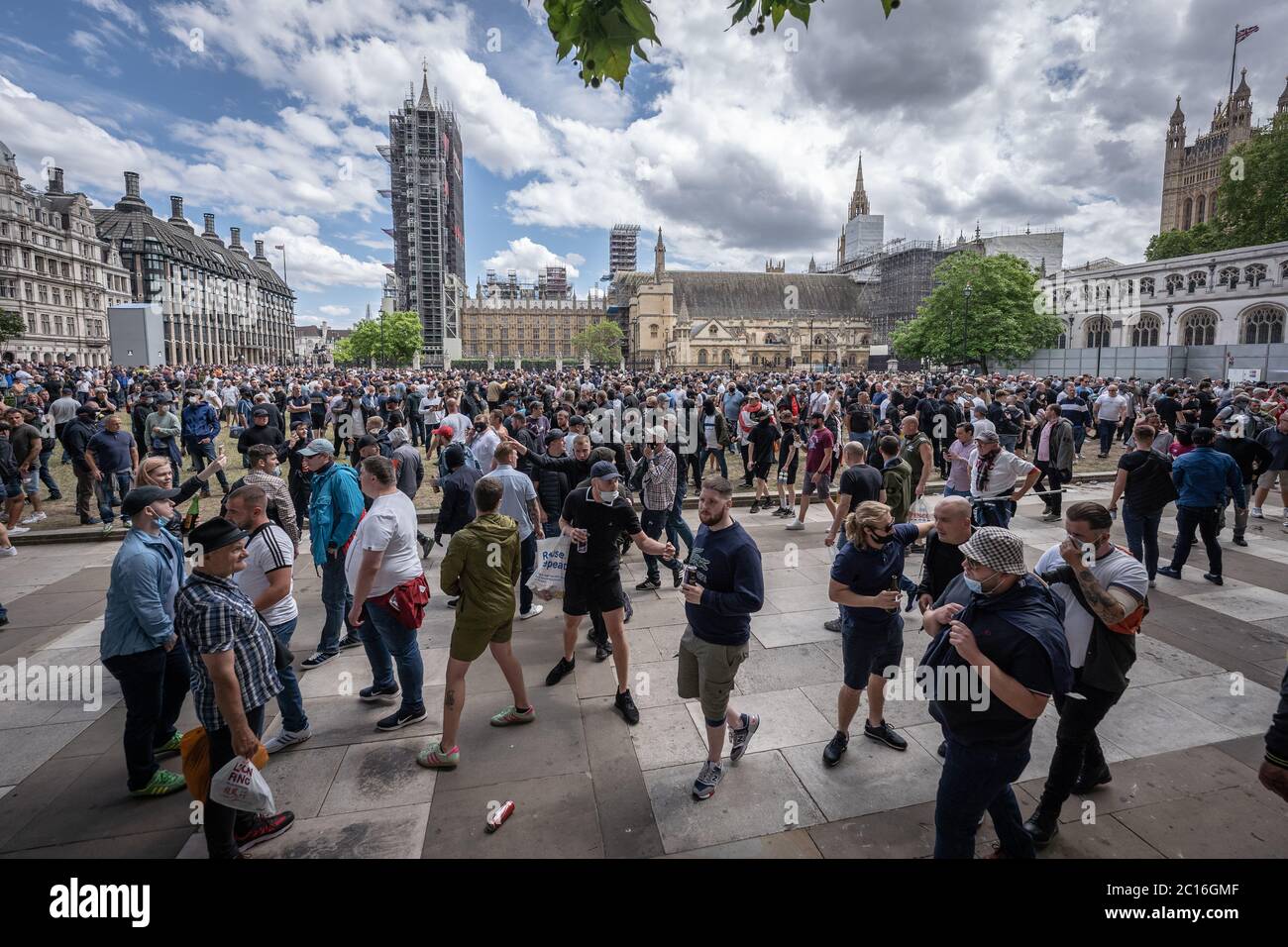 Migliaia di nazionalisti si riuniscono a Westminster per protestare violentemente contro la recente rimozione e vandalismo dei monumenti, in particolare Winston Churchill. Foto Stock
