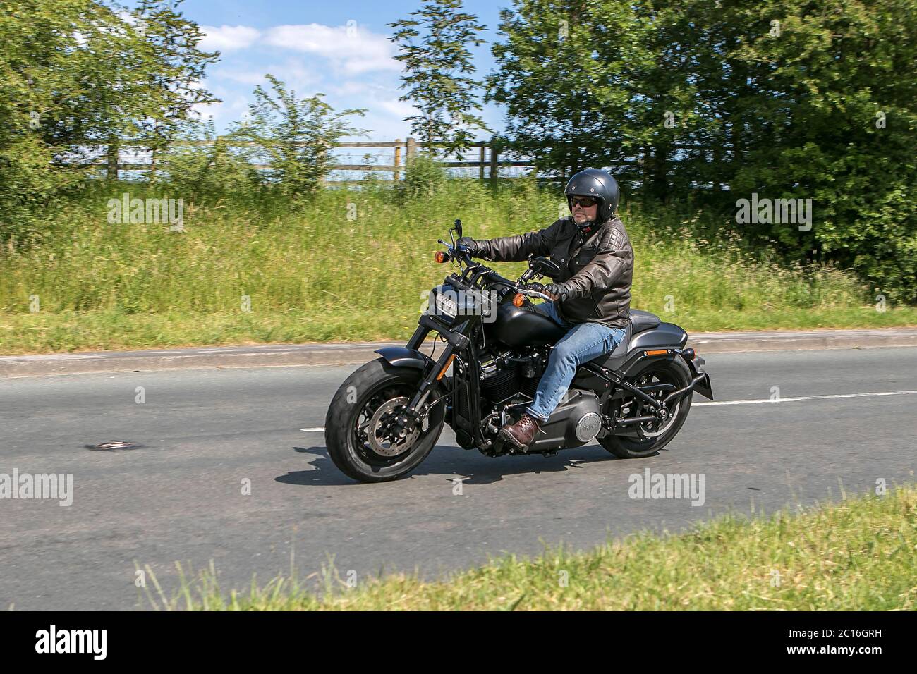 Un motociclista che guida un Harley-Davidson Fxfbs FAT BOB 114 1868 10 vicino a Chorley in Lancashire, Regno Unito Foto Stock