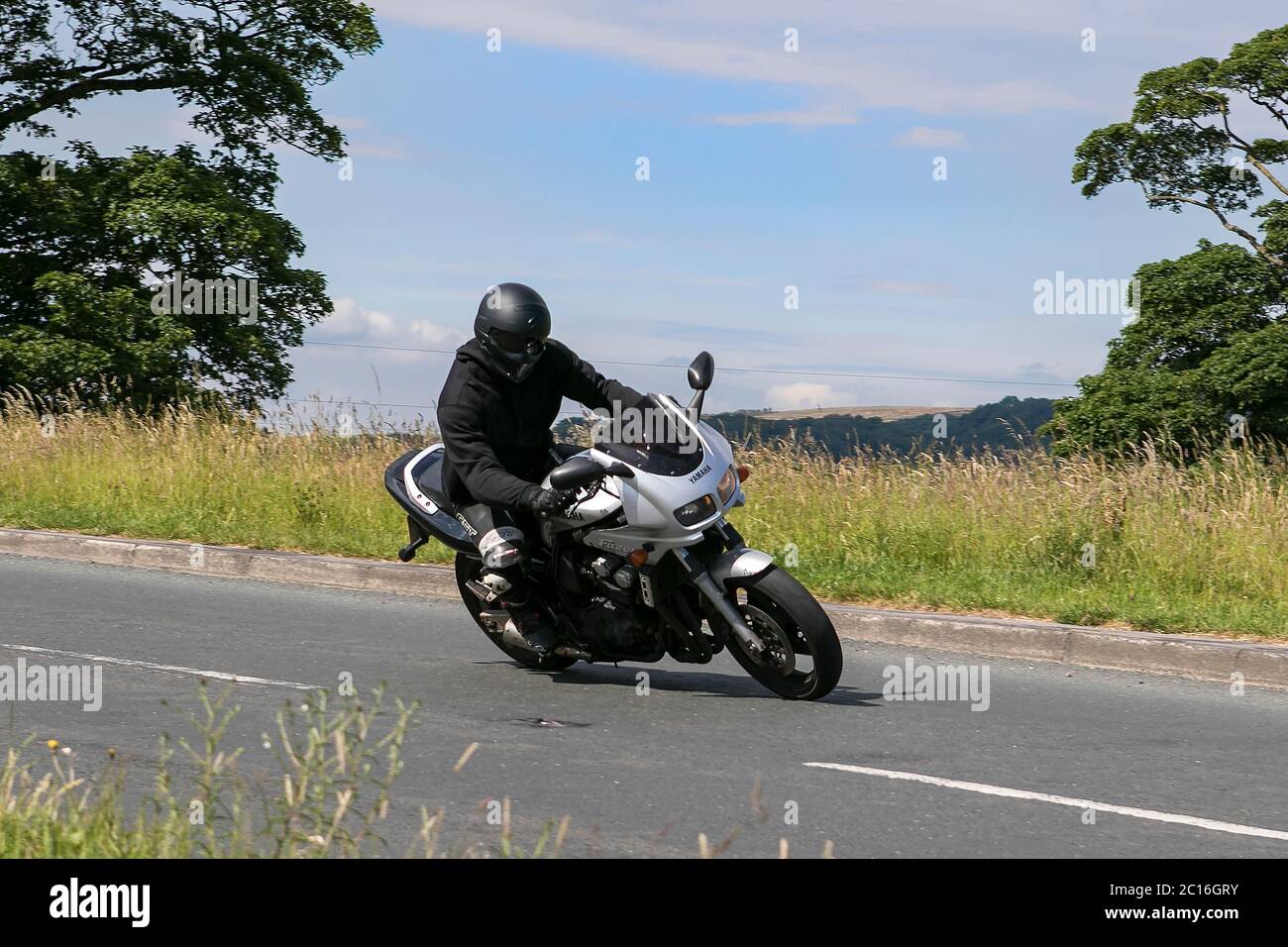 Un motociclista che guida una Yamaha Fazer vicino a Chorley nel Lancashire, Regno Unito Foto Stock