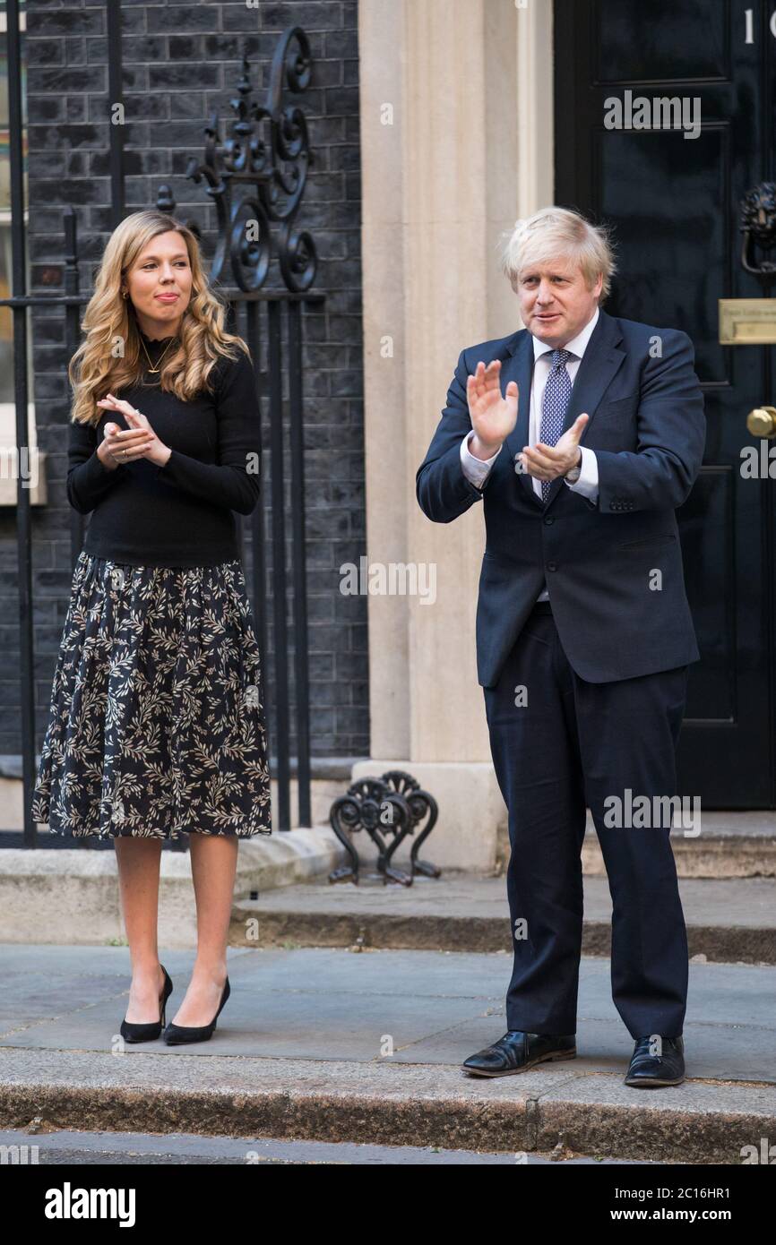 Boris Johnson e Carrie Symonds guidano il settimanale britannico 'clap for carers' per ringraziare le migliaia di personale NHS e operatori sanitari con: Boris Johnson, Carrie Symonds dove: Londra, Regno Unito quando: 14 maggio 2020 Credit: Phil Lewis/WENN Foto Stock