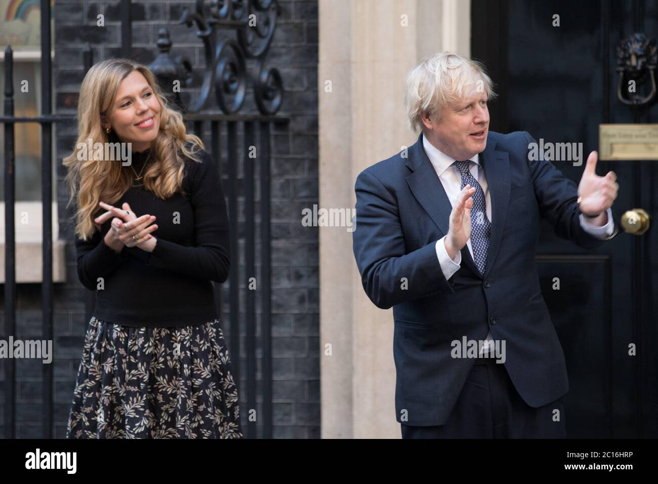 Boris Johnson e Carrie Symonds guidano il settimanale britannico 'clap for carers' per ringraziare le migliaia di personale NHS e operatori sanitari con: Boris Johnson, Carrie Symonds dove: Londra, Regno Unito quando: 14 maggio 2020 Credit: Phil Lewis/WENN Foto Stock