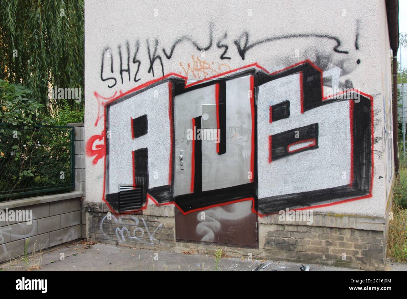 Graffiti oscura una porta e copre il muro vicino Pankrac, Praga, Repubblica Ceca Foto Stock