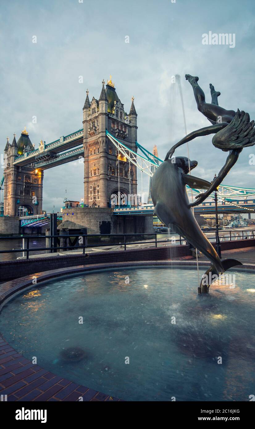 Ragazza con un delfino statua creato dall'artista David Wynne vicino al Tower Bridge di Londra, Inghilterra, Regno Unito Foto Stock