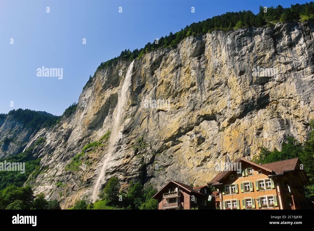 Vista del villaggio di Lauterbrunnen con le cascate di Staubbach, Interlaken-Oberhasli, Berna, Svizzera Foto Stock