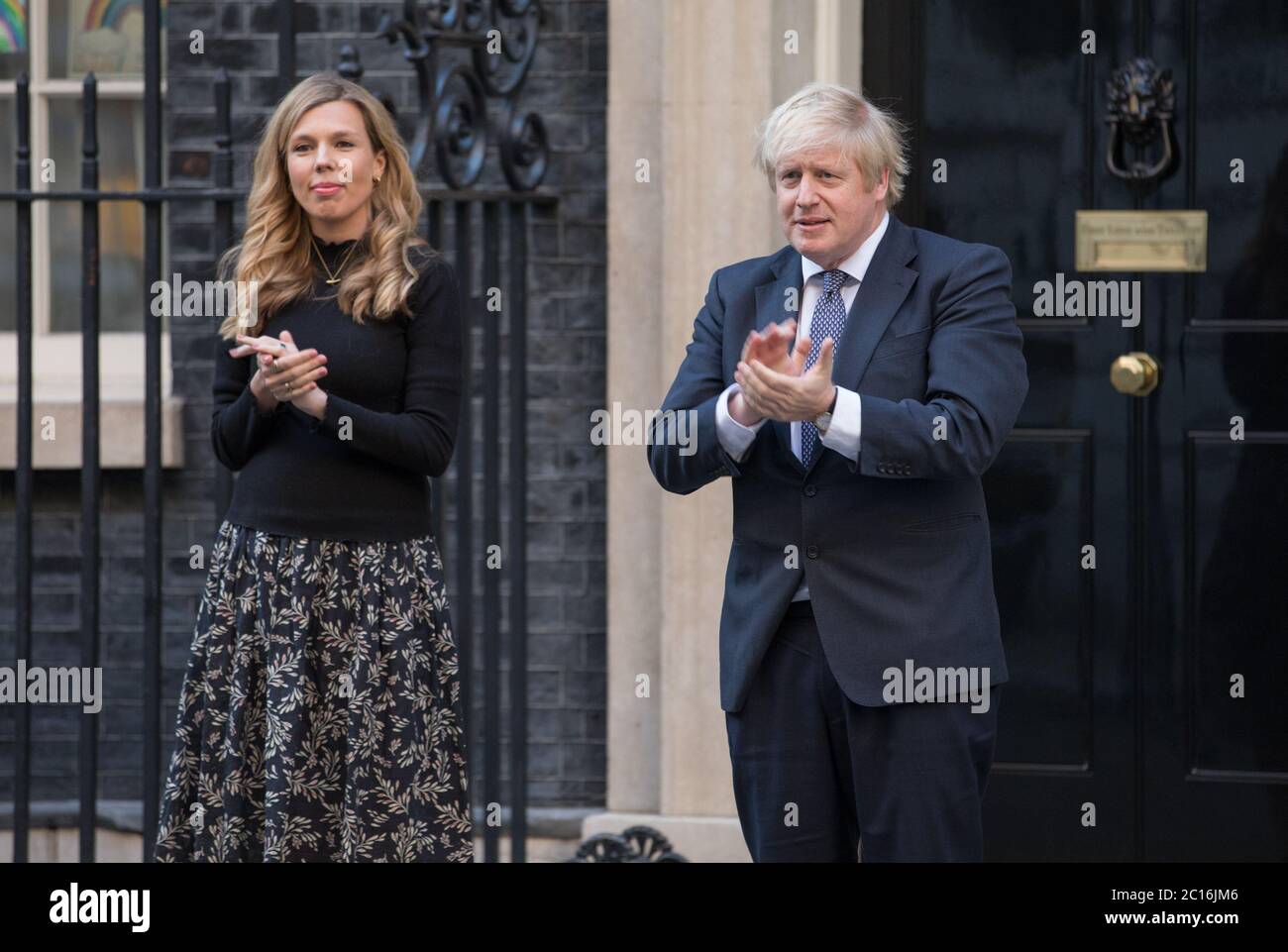 Boris Johnson e Carrie Symonds guidano il settimanale britannico 'clap for carers' per ringraziare le migliaia di personale NHS e operatori sanitari che presentano: Carrie Symonds, Boris Johnson dove: Londra, Regno Unito quando: 14 maggio 2020 Credit: Phil Lewis/WENN Foto Stock