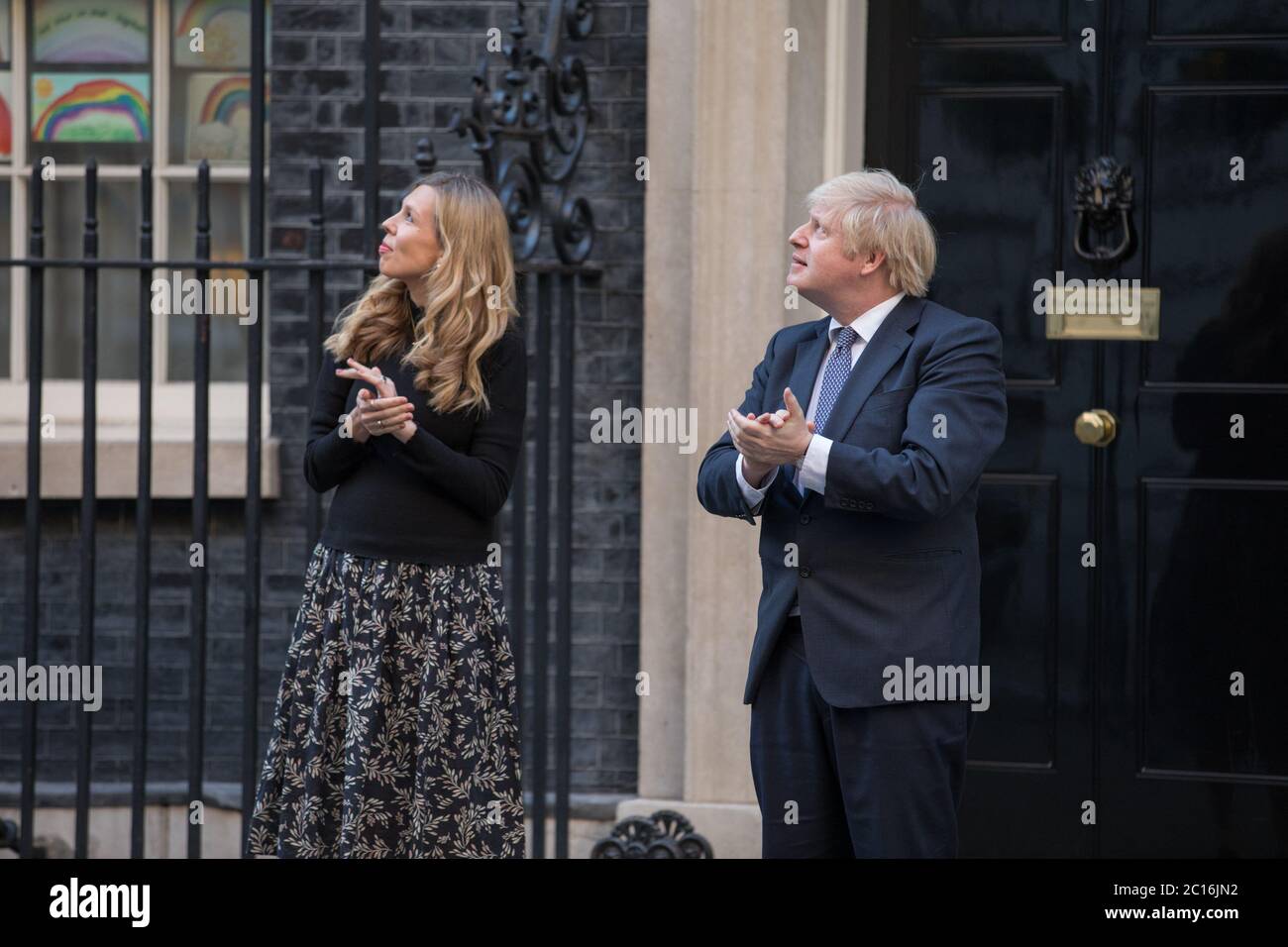 Boris Johnson e Carrie Symonds guidano il settimanale britannico 'clap for carers' per ringraziare le migliaia di personale NHS e operatori sanitari che presentano: Carrie Symonds, Boris Johnson dove: Londra, Regno Unito quando: 14 maggio 2020 Credit: Phil Lewis/WENN Foto Stock
