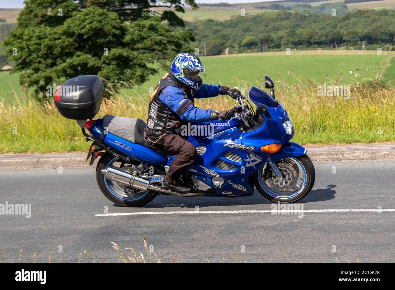 1998 90s n90 blu Suzuki Katana 600 aerodinamica Super Sprint; motociclista; trasporto a due ruote, moto, veicolo, Strade, motociclette, motociclisti, motociclisti che guidano l'auto sull'autostrada M6 Chorley, Regno Unito Foto Stock