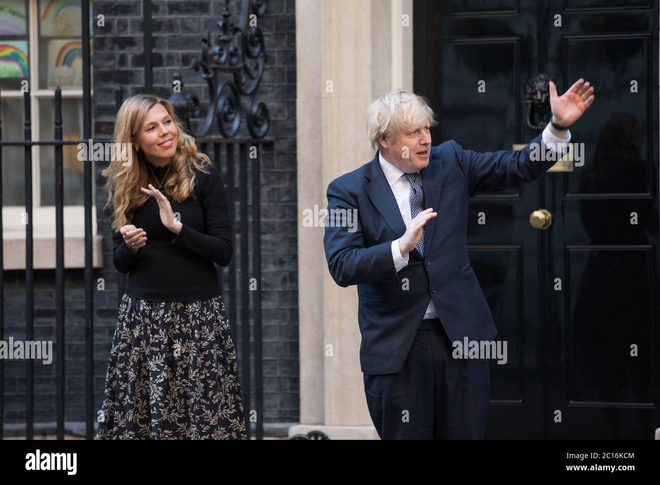 Boris Johnson e Carrie Symonds guidano il settimanale britannico 'clap for carers' per ringraziare le migliaia di personale NHS e operatori sanitari che presentano: Carrie Symonds, Boris Johnson dove: Londra, Regno Unito quando: 14 maggio 2020 Credit: Phil Lewis/WENN Foto Stock